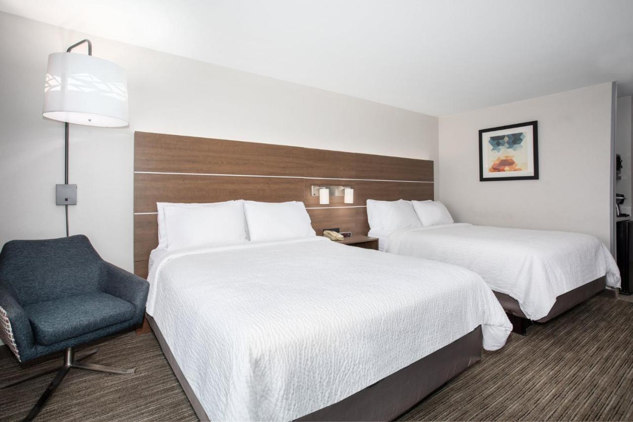 Hotel Holiday Express & By Ihg 3*