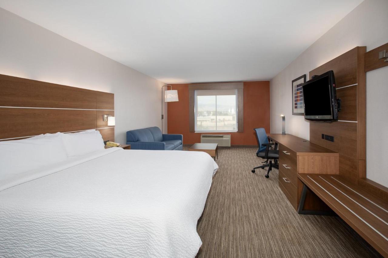 Hotel Holiday Express & By Ihg 3*
