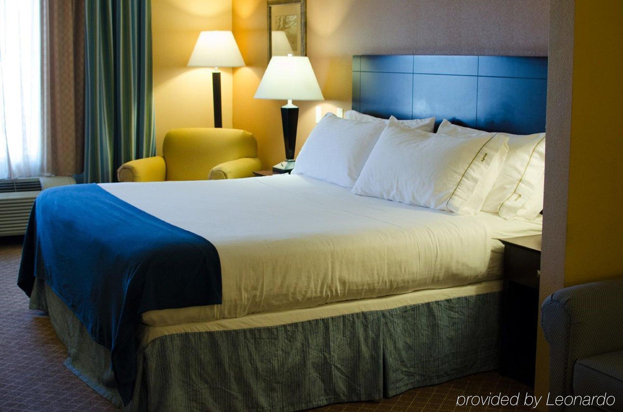 Hotel Holiday Express & By Ihg 3*
